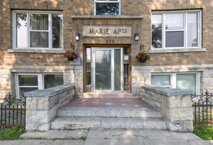 854 Alverstone, 2 Bedrooms Bedrooms, 6 Rooms Rooms,1 BathroomBathrooms,Condominium,For Sale,Alverstone