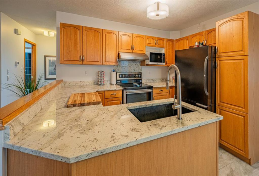 KITCHEN WITH GRANITE COUNTERS & STAINLESS STEEL APPLIANCES