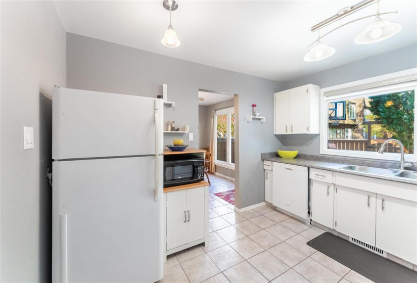 Kitchen. Fridge, stove, dishwasher and hood fan included