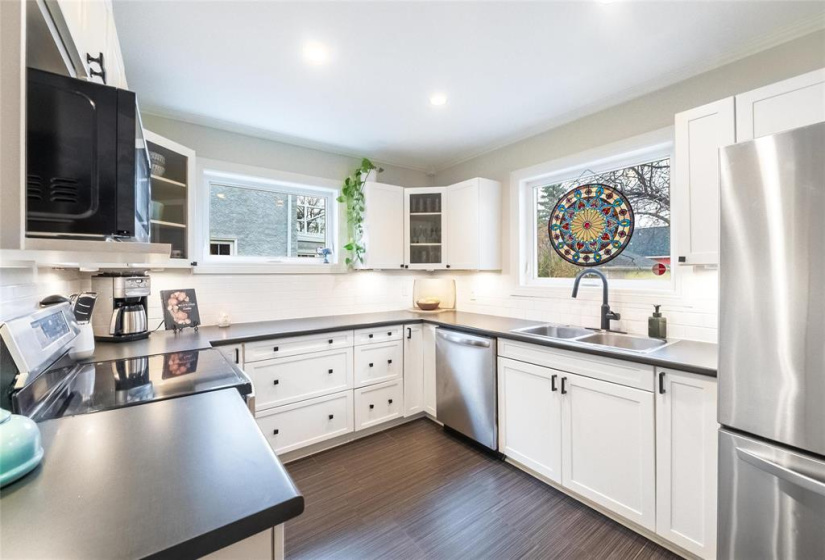 Classic white kitchen. Dishwasher approx 2 months old