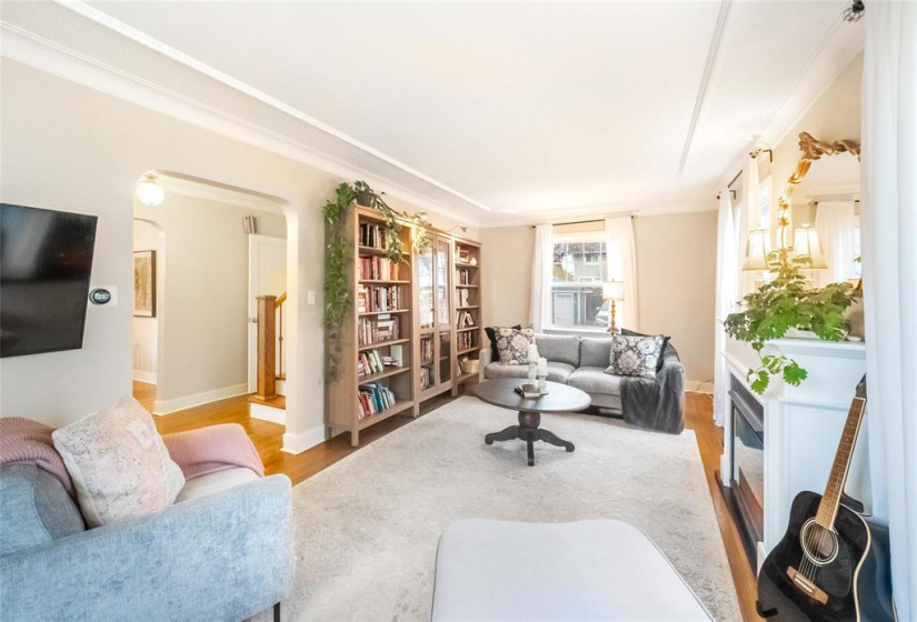 Hardwood floors, coved ceiling