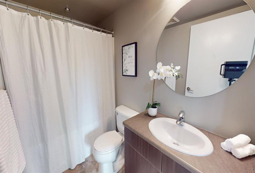 LARGE 4/PC FULL BATH, SITUATED ACROSS FROM THE 2ND BEDROOM MID WAY DOWN THE HALLWAY.