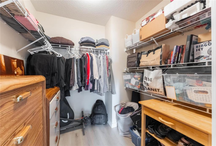 Walk in closet - Main Bedroom