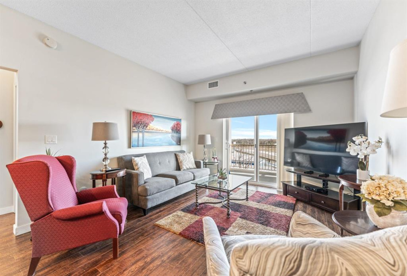 Bright Livingroom with gleaming hardwood floors